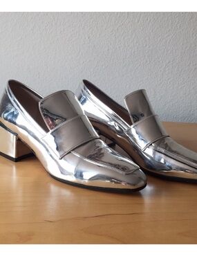 STUART WEITZMAN Sawyer Metallic Silver Loafer Shoes, Size 6.5